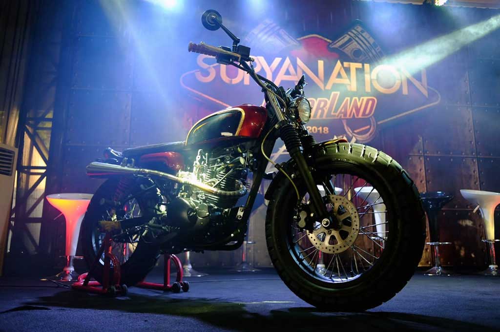 Kawasaki 'Saraswati' W175 ini hasil kolaborasi Katros Garage, Hacka Pinstriping, dan juga Cetul Leatherart. SM