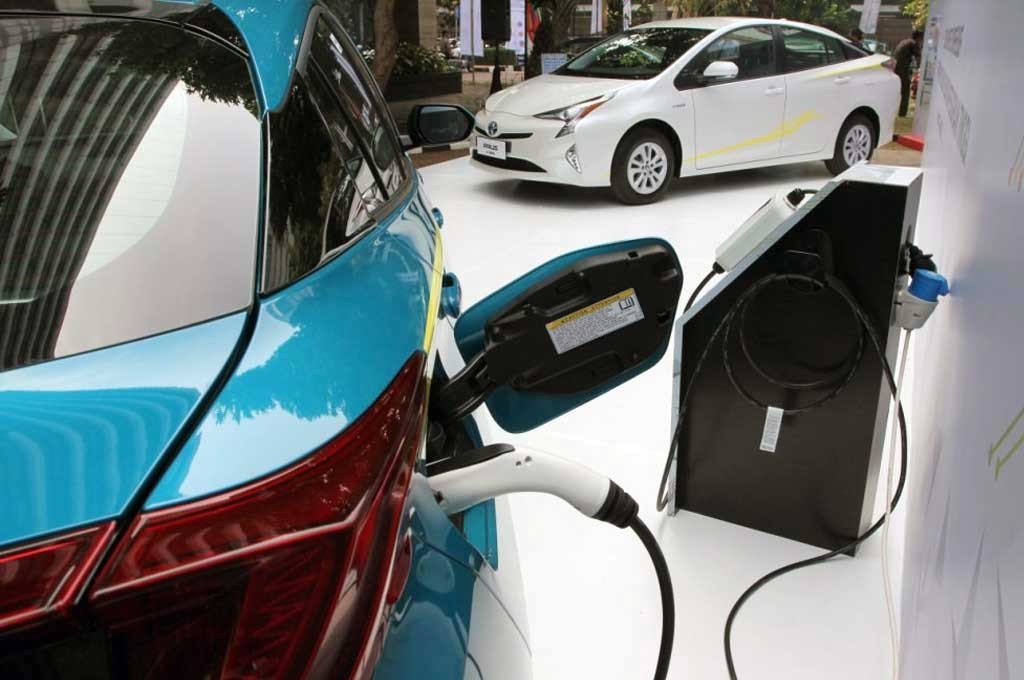 Pemilik kendaraan plug in hybrid electric vehicle harus rajin mengecas baterai di motor listrik, kalau tidak malah lebih boros. dok. Medcom 