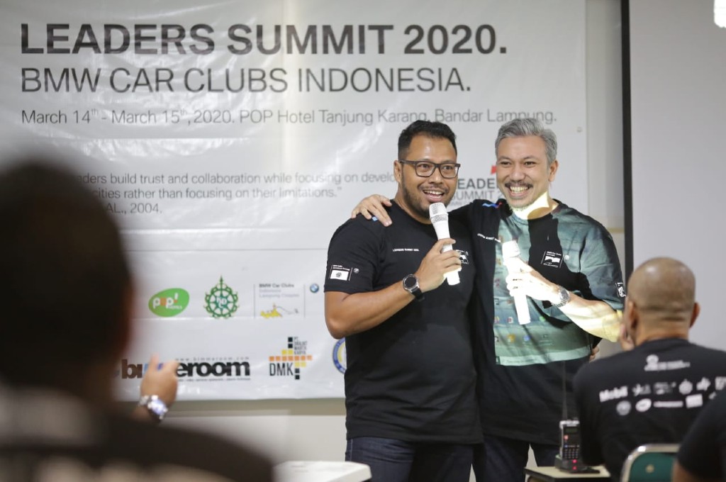 Pembalap internasional Renaldi Hutasoit (kanan) menjadi pembicara di Leaders Summit 2020 BMWCCI. dok: bmwcci