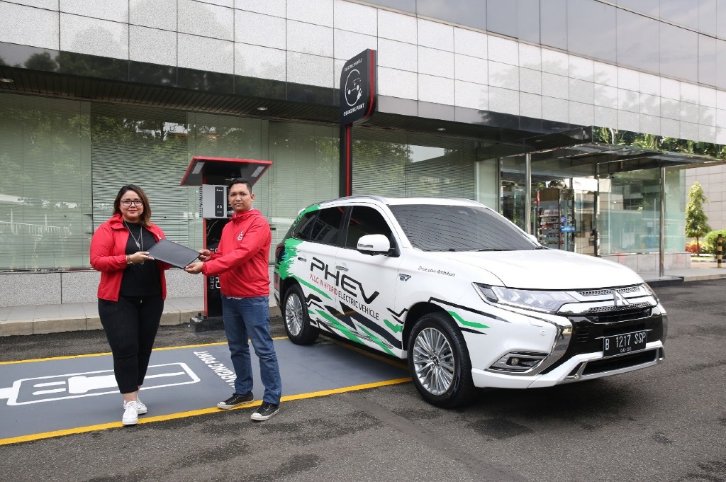 Mitsubishi Outlander PHEV beroperasi jadi armada taksi online. dok. mmksi