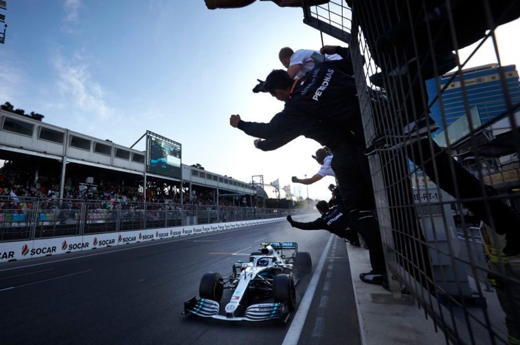 Momen Valtteri Bottas saat memenangkan GP Azerbaijan di sirkuit Baku tahun 2019 lalu. f1