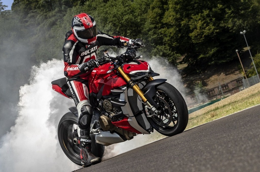 Ducati Streetfighter V4 menawarkan dua keunggulan utama yaitu desain dan performa mesin. ducati