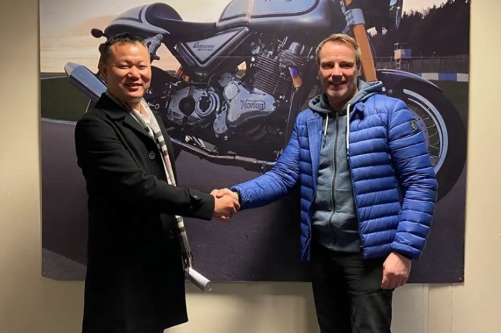 CEO Norton, Stuart Garner (kanan) bersama perwakilan Jinlang Huacong Wu. motorcyclenews