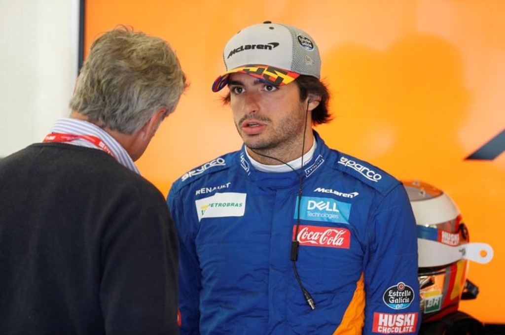 Pembalap utama McLaren, Carlos Sainz harus rela dipotong gaji akibat krisis finansial tim. mclaren 