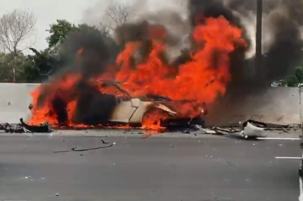 Sebuah sedan sport berjenis Nissan GT-R terbakar di tol Jagorawi, Sabtu (4/4/2020) sore. 