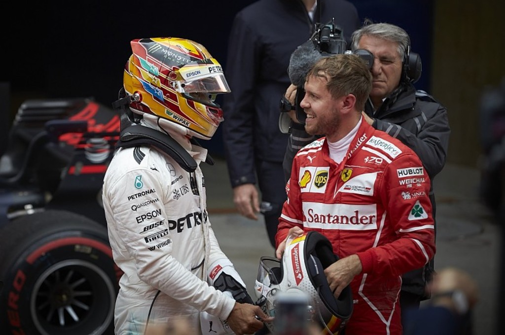 Lewis Hamilton dan Sebastian Vettel rela bayarannya dipotong demi membantu tim melewati krisis. autosport