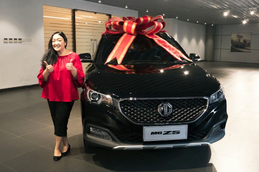 Wanita bernama Mira Amiranti jadi konsumen MG ZS pertama di Indonesia. mg