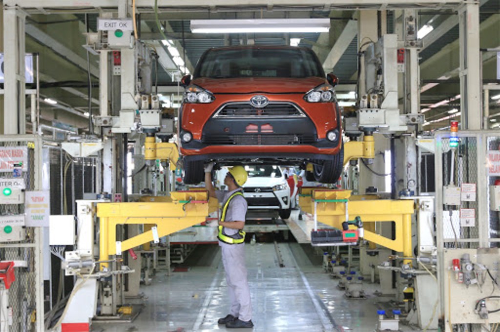 Proses produksi di fasilitas pabrik Toyota Motor Manufacturing Indonesia (TMMIN). tmmin