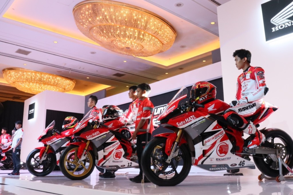 Para pembalap Astra Honda Racing Team (AHRT) tetap disiplin latihan kebugaran selama di rumah. astra honda