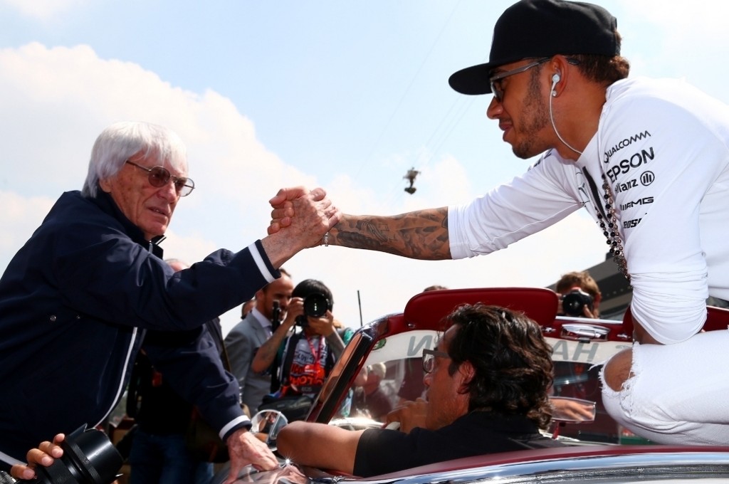 Bernie Ecclestone bersama Lewis Hamilton. planetf1