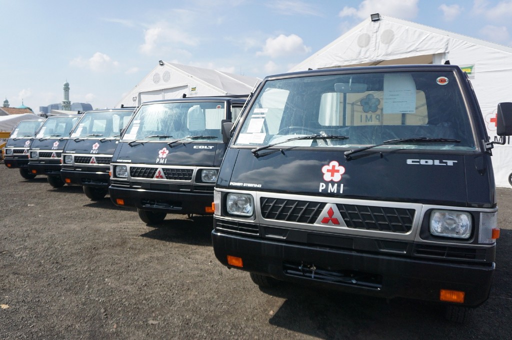 Mitsubishi sumbang lima unit L300 untuk Palang Merah Indonesia (PMI). mmksi
