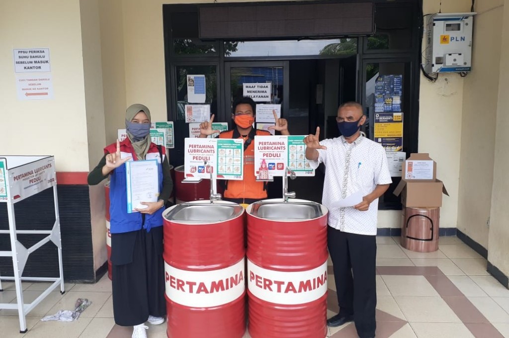 Production Unit Jakarta, salah satu pabrik pelumas PT Pertamina Lubricants memberikan bantuan 11 wastafel cuci tangan untuk bengkel dan keluarahan binaan. pertamina 