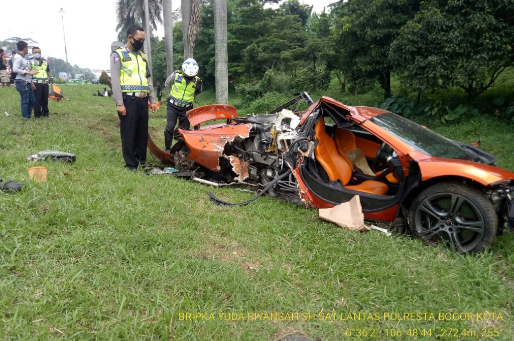 Kondisi supercar McLaren yang mengalami kecelakaan tunggal di tol Jagorawi