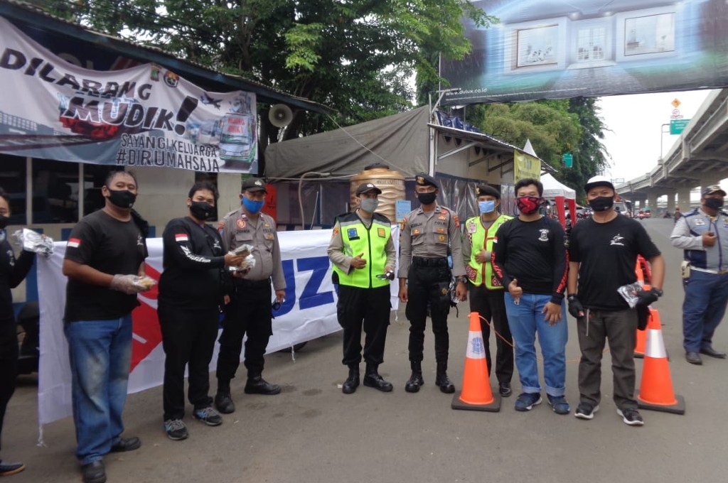 Karyawan Suzuki Gandeng Komunitas Bandit Bagi-bagi Masker dan Takjil. dok bci