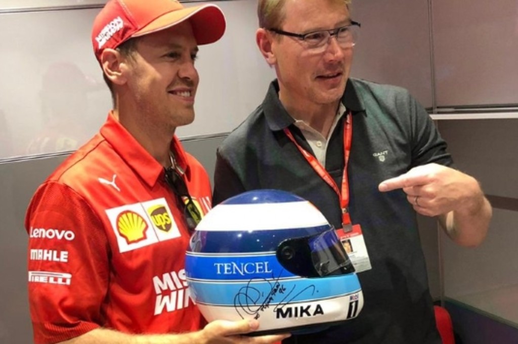 Momen kebersamaan Mika Hakkinen (kanan) bersama Vettel. scuderiafans