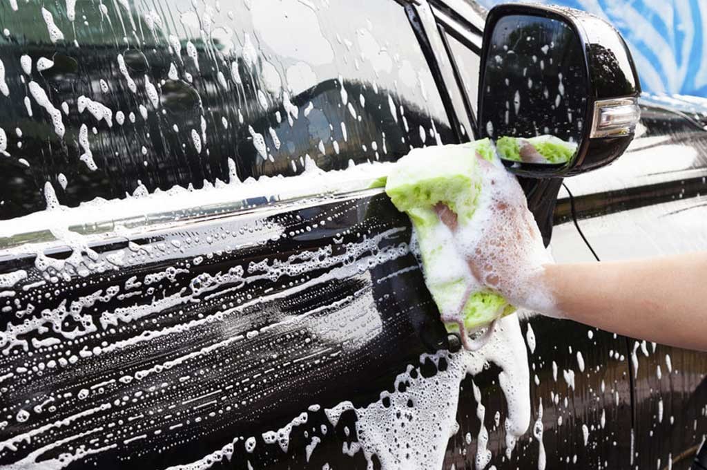 Mencuci mobil, salah satu kegiatan mengisi waktu selama PSBB. dok medcom
