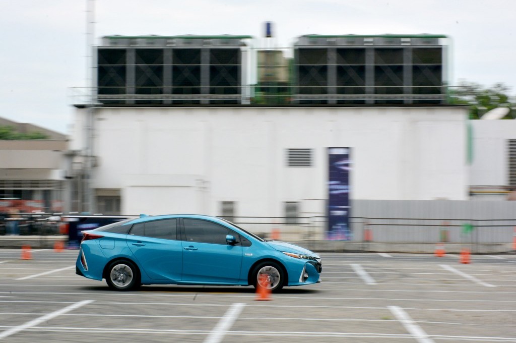 Toyota Prius PHEV menggunakan teknologi kombinasi mesin berbahan bakar bensin dan motor listrik. toyota