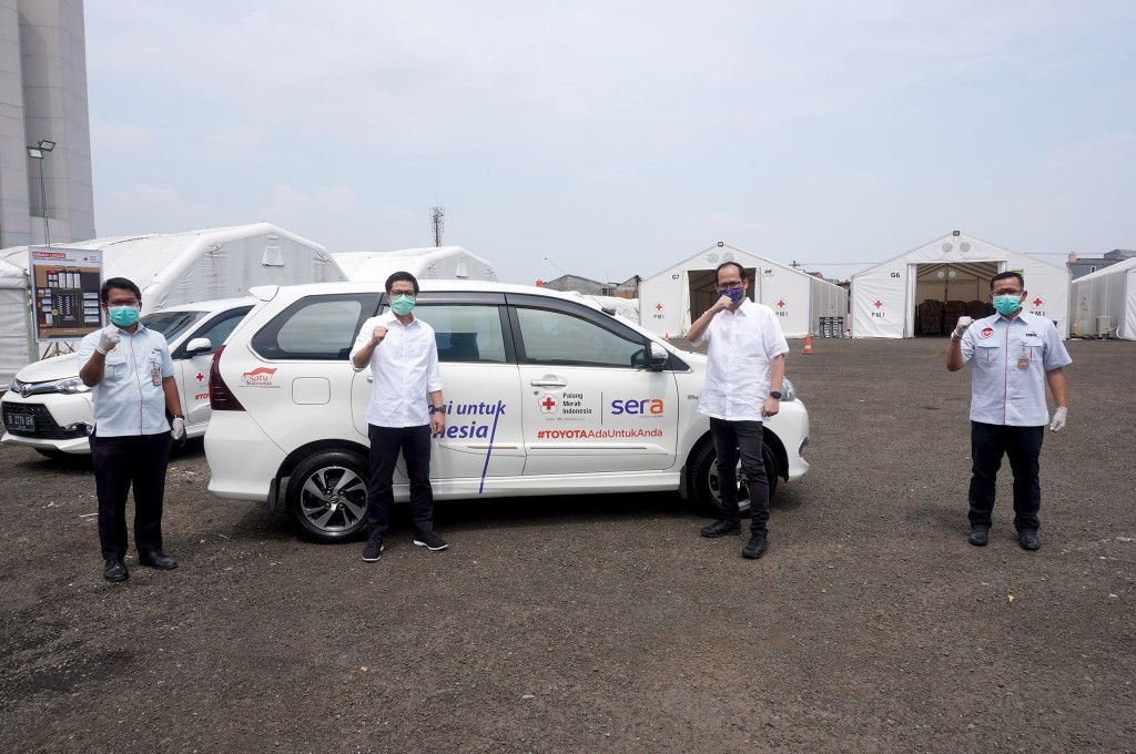 Toyota dan SERA menyediakan layanan antar jemput untuk tenaga medis. toyota
