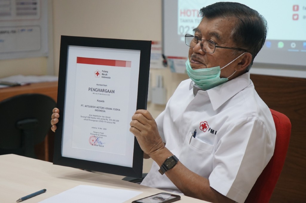 Ketua Umum Palang Merah (PMI), Jusuf Kalla menerima donasi dari Mitsubishi. mmki 