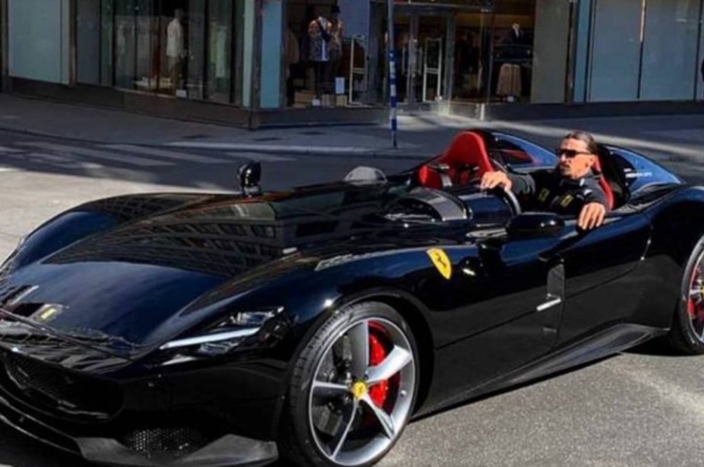 Zlatan Ibrahimovic menikmati jalanan kota Stockholm bersama Ferrari Monza SP2. ig