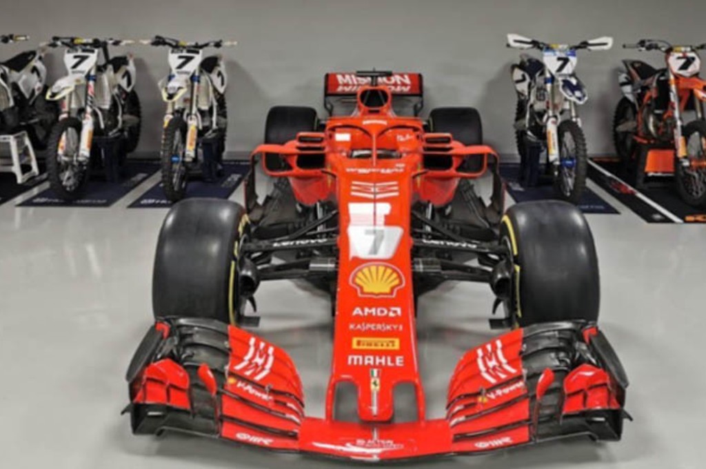 Kimi Raikkonen Dapat Kado Spesial, Mobil F1 SF17H. motorsportweek