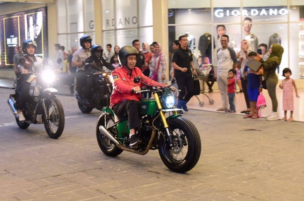 Presiden Jokowi riding dengan motor custom berjenis street bober. setpres