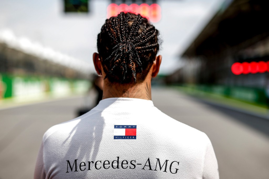 Lewis Hamilton mengutuk tindakan rasisme di seluruh dunia. planetf1