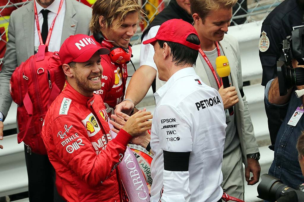 Sebastian Vettel bersama bos Mercedes F1, Toto Wolff. planetf1