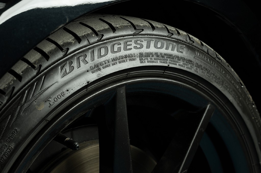 Produsen ban Bridgestone bekerjasama dengan Soles4Souls Asia untuk membuat sepatu dari ban bekas. bridgestone