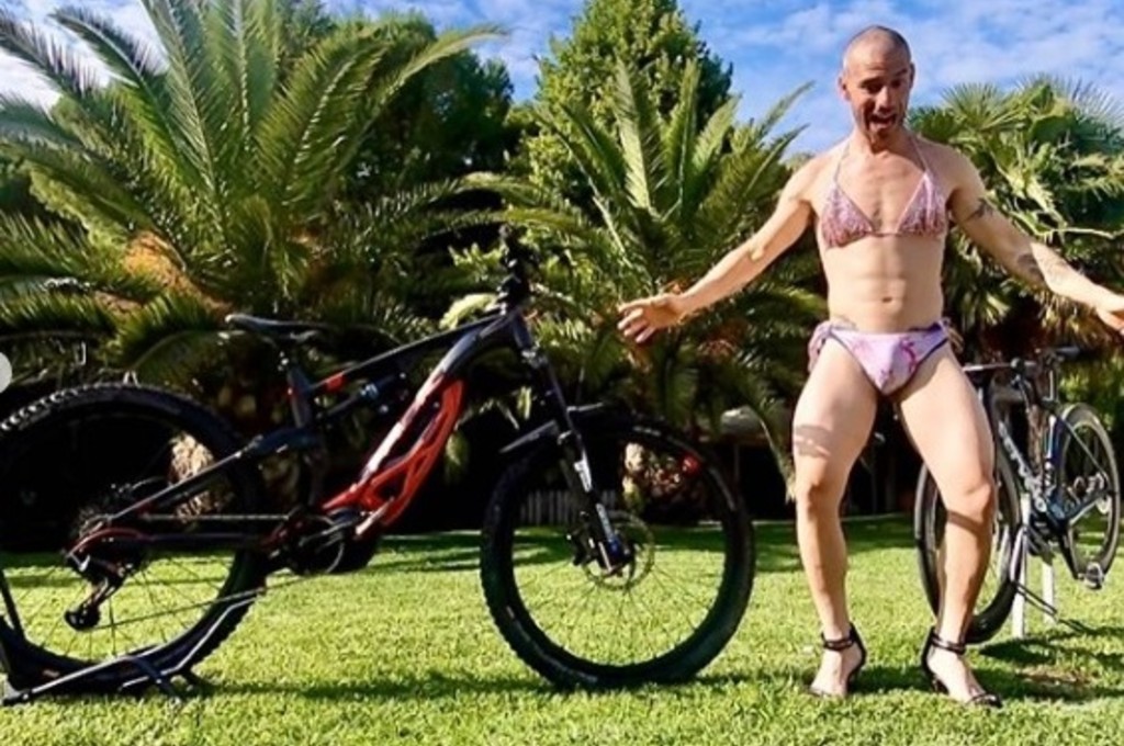 Pose Marco Melandri mengenakan bikini. ig/marcomelandri33