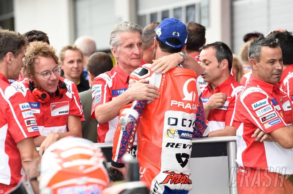 Momen tim Ducati merayakan kemenangan Danilo Petrucci. cmg