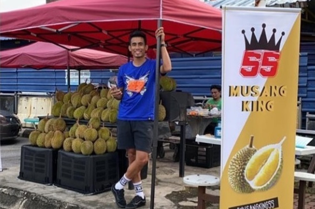 Demi mencari nafkah, Hafizh Syahrin rela berjualan durian. ig/hafizh_syahrin