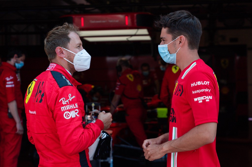 Sebastian Vettel dan Charles Leclerc mengenakan masker selama sesi tes di Mugello. twitter/scuderiaferrari