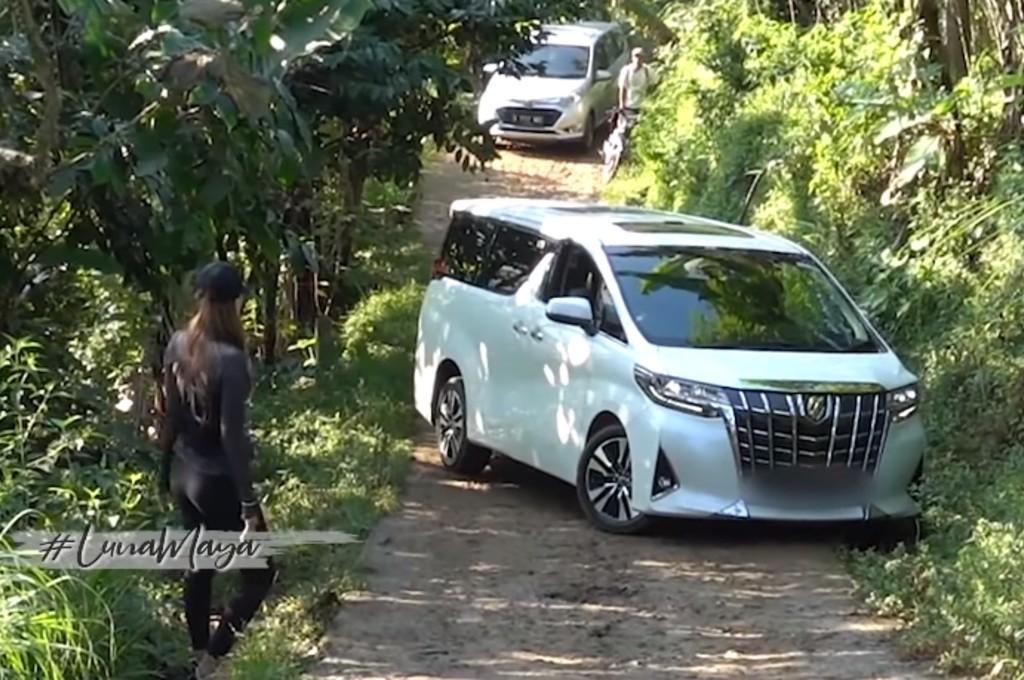 Toyota Alphard milik Luna Maya gagal nanjak di kawasan Bogor.