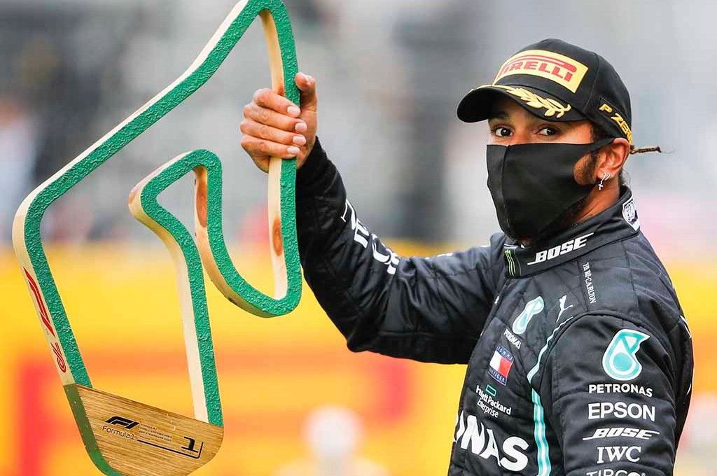 Lewis Hamilton angkat trofi juara pertama F1 Grand Prix Styria. planetf1