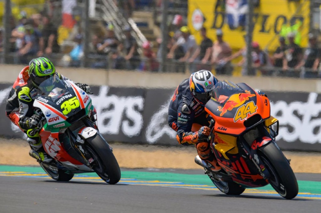 Cal Crutchlow (LCR Honda) kejar-kejaran dengan Pol Espargaro (KTM Red Bull). motogp