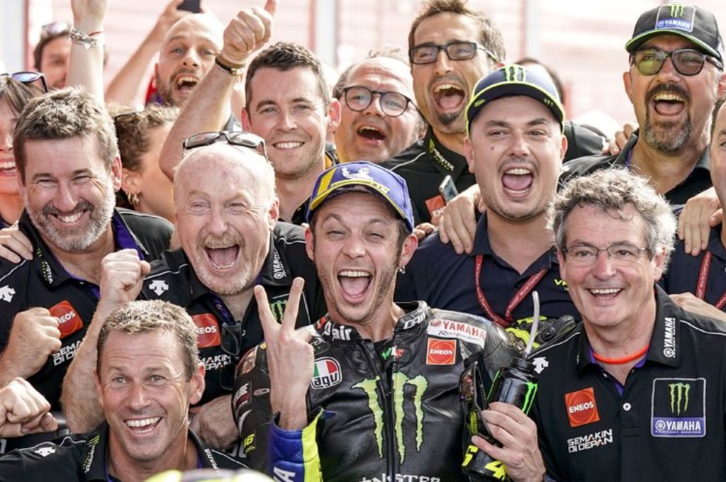 Kebersamaan Valentino Rossi bersama kru dan mekanik. yamaha