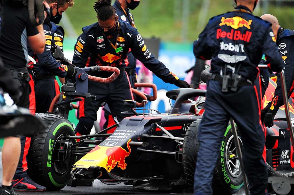 Sayap depan mobil F1 Verstappen patah setelah menabrak dinding pembatas sirkuit di GP Hungaria. planetf1