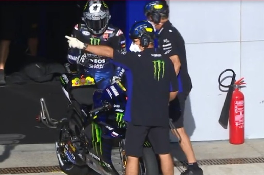 Maverick Vinales diusir kru Rossi saat akan menduduki motor milik the doctor di sesi warm up lap MotoGP Andalusia. motogp