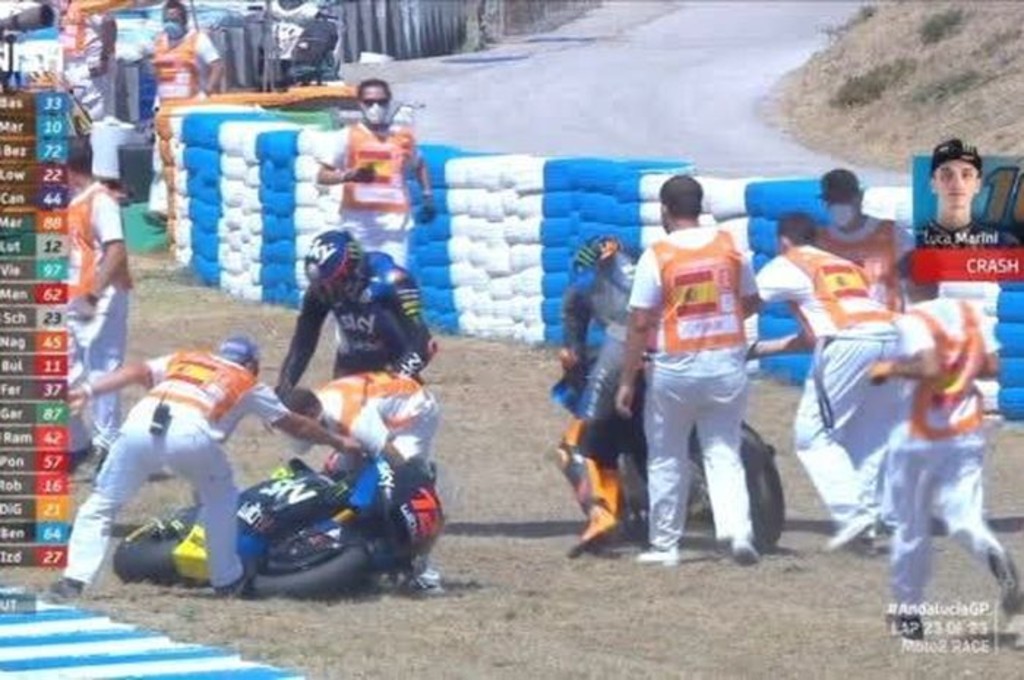 Luca Marini bersama rekan setimnya Marco Bezzecchi sama-sama terjatuh saat selebrasi di Moto2 Andalusia. motogp