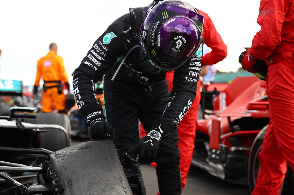 Lewis Hamilton mengecek kondisi ban depannya yang hancur usai finish di Sirkuit Silverstone. planetf1