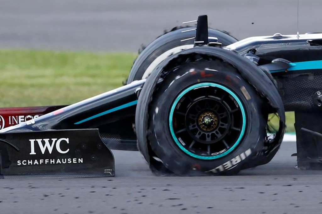 Ban depan mobil F1 milik Hamilton pecah di lap terakhir balapan F1 Silverstone. dailytelegraph