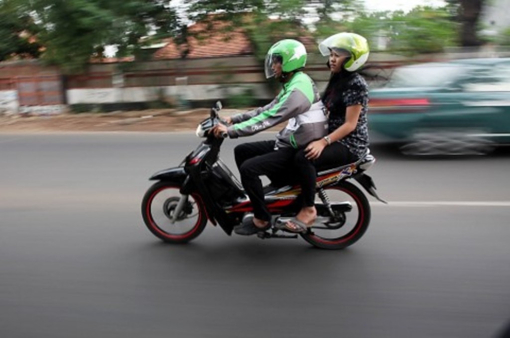 Naik ojek online di masa pandemi lebih baik pakai helm sendiri. dok medcom