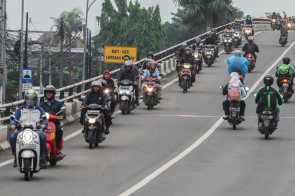 Puluhan pengendara sepeda motor melintas melawan arah di salah satu jembatan layang Jakarta. dok MI