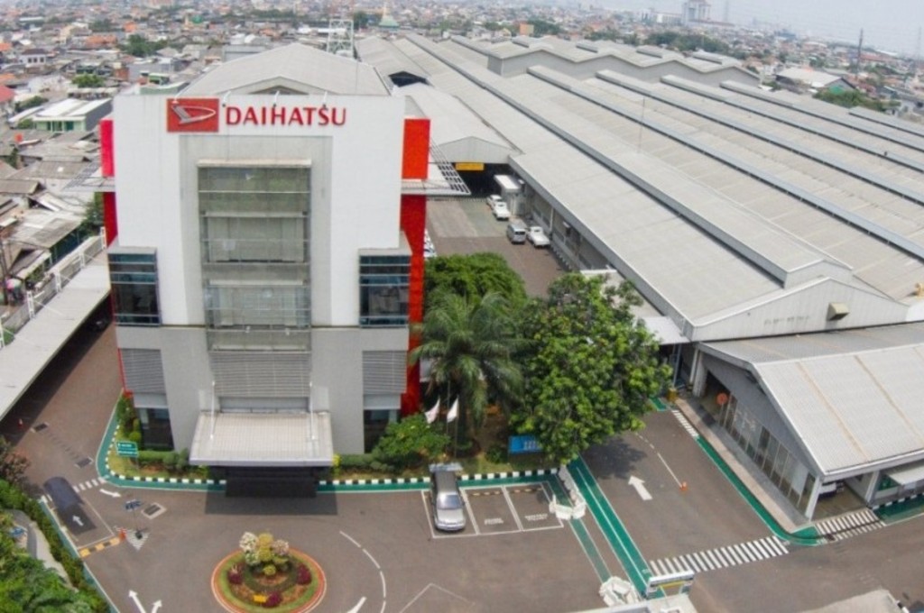 Pabrik Daihatsu berlakukan dua shift demi mengejar target produksi. daihatsu