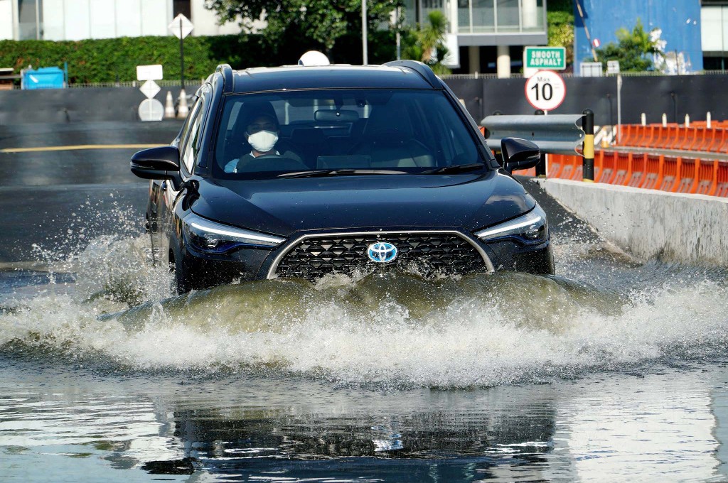 All New Corolla Cross ketika diuji melibas genangan. tam