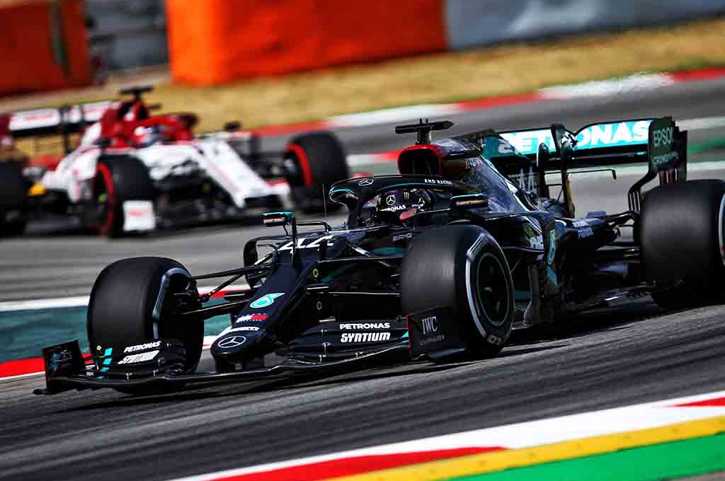 Lewis Hamilton catat waktu tercepat di FP1 Formula 1 Grand Prix Spanyol. planetf1