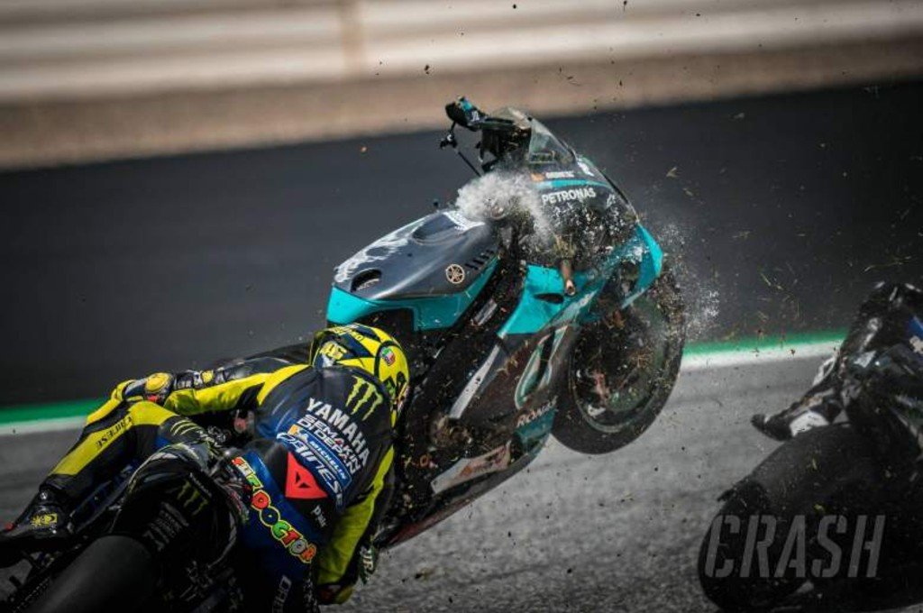 Rossi nyaris celaka diterjang motor Morbidelli saat race MotoGP Austria. cmg