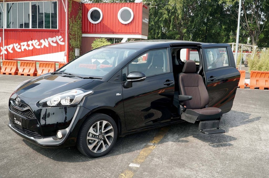 Toyota hadirkan Sienta dengan fitur Welcab. toyota