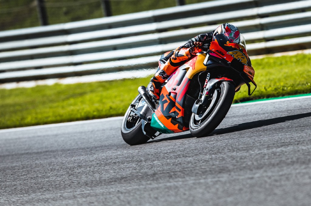 Pol Espargaro cetak waktu tercepat di sesi latihan bebas kedua (Free Practice 2) MotoGP Styria. twiter/ktm